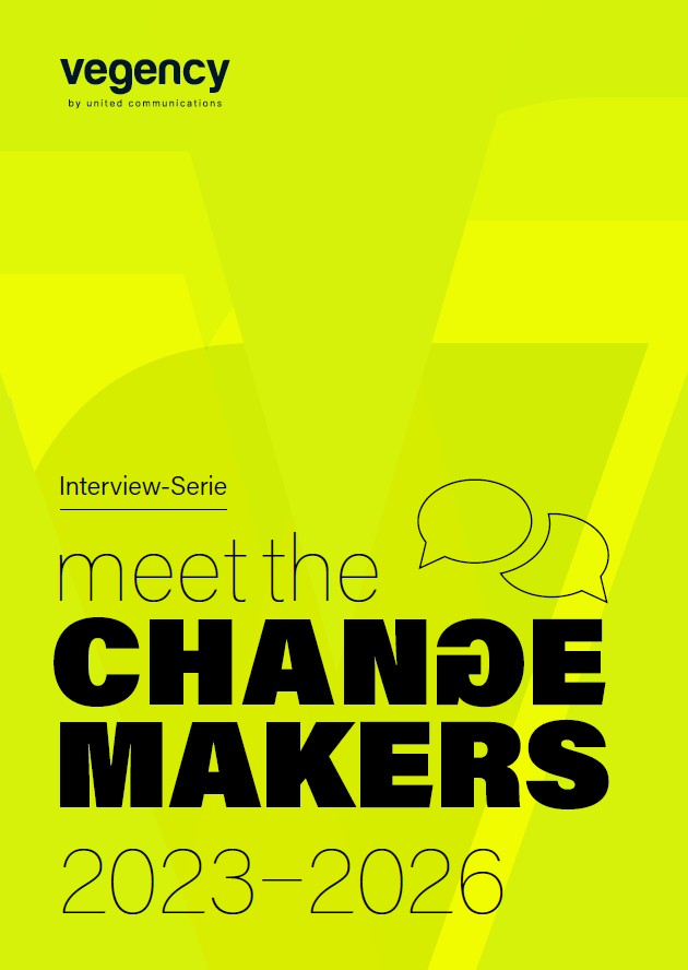 Grüner Hintergrund, drauf in schwarzer Schrift "Interview-Serie: Meet the changemakers 2023-2026" und das vegency-Logo
